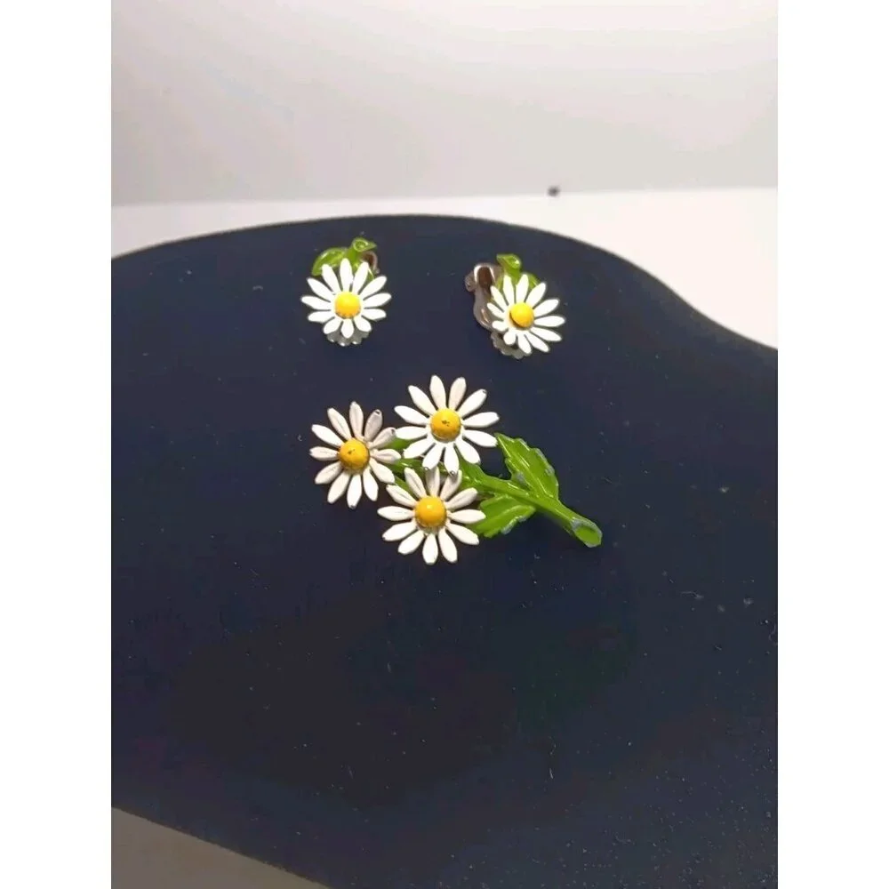 Vtg Retro 1960’s Metal & Enamel White Yellow Daisy Pin Brooch Hair Clips/ Earrin